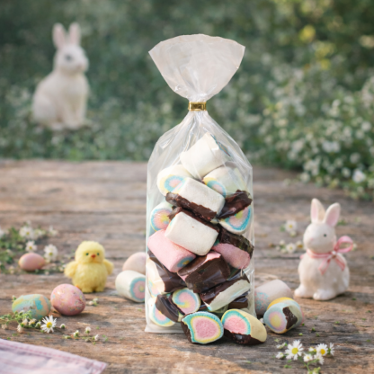 Mini guimauves sur fond choco