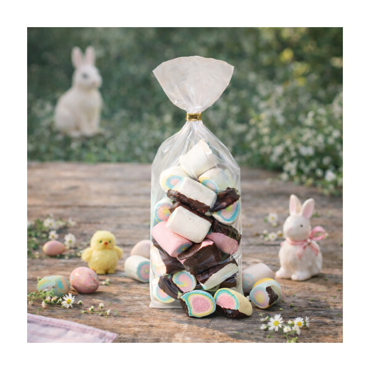 Mini guimauves sur fond choco